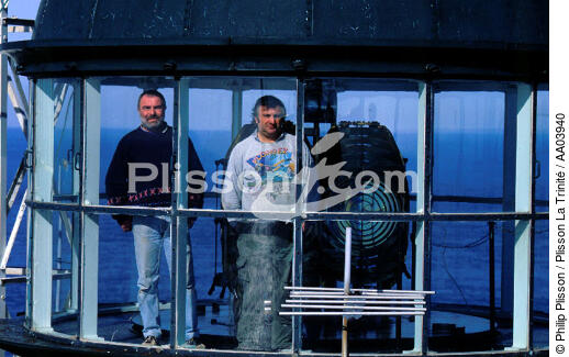 Gardiens de phare des Roches Douvres devant la lentille du phare. - © Philip Plisson / Plisson La Trinité / AA03940 - Nos reportages photos - Gardien de phare