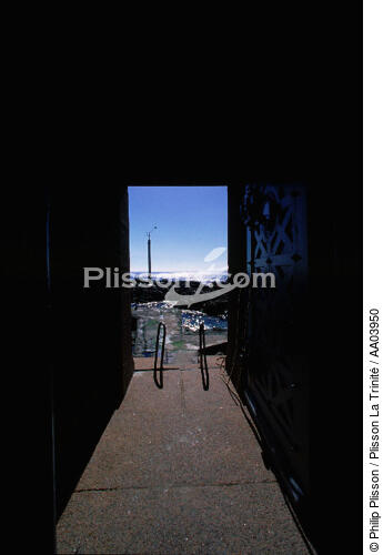 Vue de la porte du phare des Roches Douvres. - © Philip Plisson / Plisson La Trinité / AA03950 - Nos reportages photos - Roches Douvres [Les]