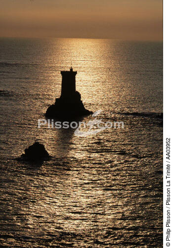 Phare des Triagoz au coucher du soleil. - © Philip Plisson / Plisson La Trinité / AA03952 - Nos reportages photos - Phare [22]