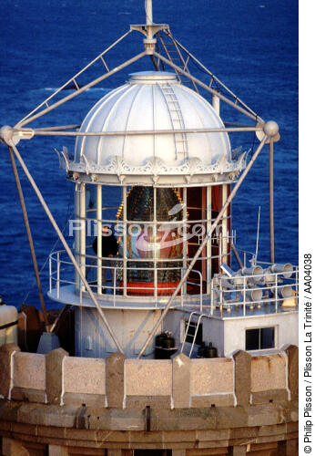 Le gardien de phare dans la lanterne de Kéréon - © Philip Plisson / Plisson La Trinité / AA04038 - Nos reportages photos - Gardien de phare