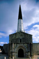 L'église d'Ars en Ré, sur l'île de Ré.. © Philip Plisson / Plisson La Trinité / AA04092 - Nos reportages photos - Ré [ile de]
