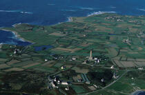 Vue aérienne du phare de l'île de Batz. © Philip Plisson / Plisson La Trinité / AA04103 - Nos reportages photos - Phare [29]