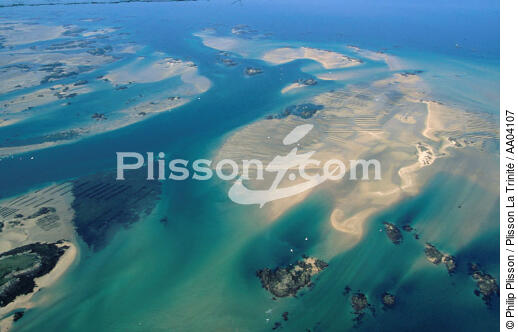 Vue aérienne de parcs ostréicole à Chausey. - © Philip Plisson / Plisson La Trinité / AA04107 - Photo Galleries - Manche [The]