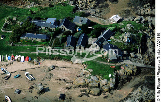 Maisons devant une plage à Chausey. - © Philip Plisson / Plisson La Trinité / AA04110 - Nos reportages photos - Manche [La]