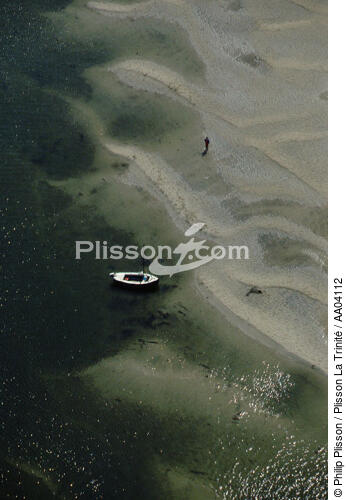 Bateau au mouillage devant une plage. - © Philip Plisson / Plisson La Trinité / AA04112 - Photo Galleries - Manche [The]