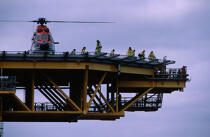 Hélicoptère sur une plateforme pétrolière. © Philip Plisson / Plisson La Trinité / AA04196 - Photo Galleries - Oil industry