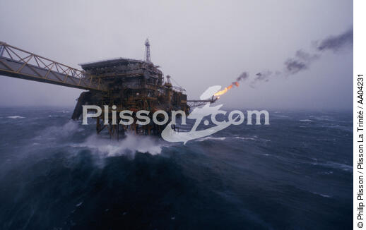 Rough sea on an oil platform. - © Philip Plisson / Plisson La Trinité / AA04231 - Photo Galleries - Storms