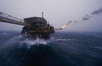 Mer agitée sur une plateforme pétrolière. © Philip Plisson / Plisson La Trinité / AA04231 - Nos reportages photos - Plateforme pétrolière