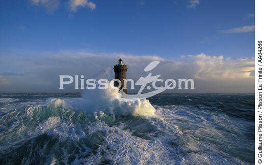 Le phare du Four secoué par les vagues - © Guillaume Plisson / Plisson La Trinité / AA04266 - Nos reportages photos - Phare [29]