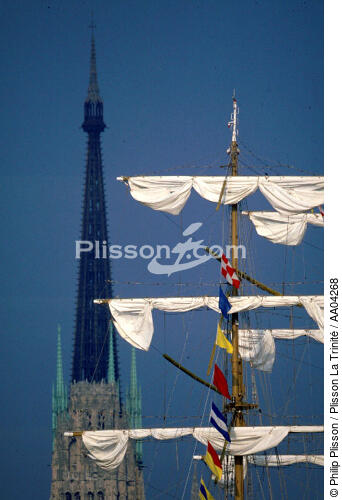 Voile d'un grand voilier devant la cathédrale de Rouen. - © Philip Plisson / Plisson La Trinité / AA04268 - Nos reportages photos - Cathédrale