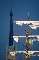 Voile d'un grand voilier devant la cathédrale de Rouen. © Philip Plisson / Plisson La Trinité / AA04268 - Nos reportages photos - Les Grands voiliers