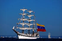 Le Simon Bolivar pendant l'Armada à Rouen © Philip Plisson / Plisson La Trinité / AA04274 - Photo Galleries - Tall ships