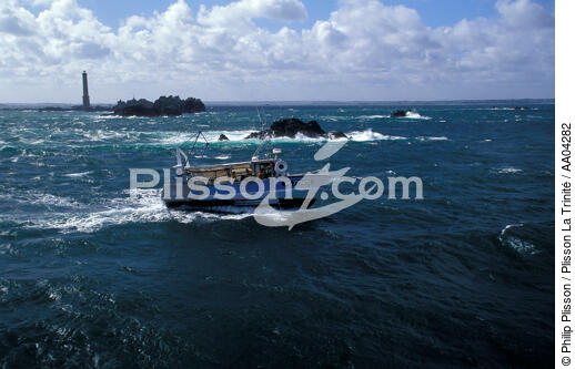 Pêche cotière devant les Héaux de Bréhat - © Philip Plisson / Plisson La Trinité / AA04282 - Nos reportages photos - Pêche côtière