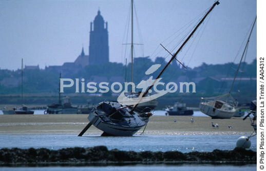 Bateaux échoués à marée basse. - © Philip Plisson / Plisson La Trinité / AA04312 - Photo Galleries - Low tide