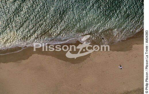 Seul sur la plage. - © Philip Plisson / Plisson La Trinité / AA04383 - Nos reportages photos - Plage