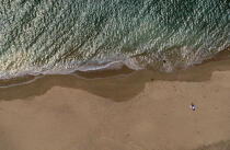 Seul sur la plage. © Philip Plisson / Plisson La Trinité / AA04383 - Nos reportages photos - Plage