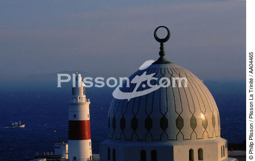 La mosquée et le phare de Gibraltar, petite colonie britanique située à la pointe de la péninsule ibérique. - © Philip Plisson / Plisson La Trinité / AA04465 - Nos reportages photos - Phares Grande-Bretagne