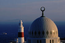 La mosquée et le phare de Gibraltar, petite colonie britanique située à la pointe de la péninsule ibérique. © Philip Plisson / Plisson La Trinité / AA04465 - Nos reportages photos - Mosquée