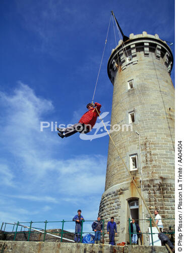 Relève de gardien de phare sur Le Four - © Philip Plisson / Plisson La Trinité / AA04504 - Nos reportages photos - Gardien de phare