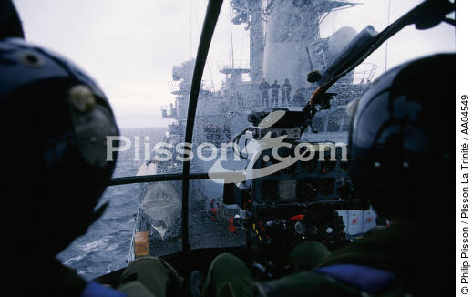 Vue du Jeanne d'Arc de l'intérieur d'un hélicoptère. - © Philip Plisson / Plisson La Trinité / AA04549 - Nos reportages photos - Marine nationale