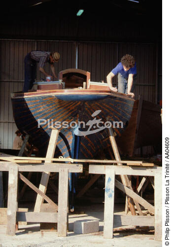Travail sur un bateau au chantier du Guip. - © Philip Plisson / Plisson La Trinité / AA04609 - Nos reportages photos - Moines [Ile aux]