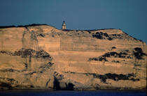 Phare de Pertusato niché sur la falaise. © Philip Plisson / Plisson La Trinité / AA04462 - Photo Galleries - Cliff