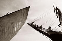 Le beaupré du Belem, suspendu entre ciel et mer, regarde passer le canot à misaine du bord. © Philip Plisson / Plisson La Trinité / AA04484 - Nos reportages photos - Bout-dehors