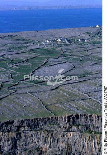 Vue aérienne de Inishmore. - © Philip Plisson / Plisson La Trinité / AA04767 - Nos reportages photos - Irlande, l'île verte