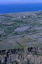 Vue aérienne de Inishmore. © Philip Plisson / Plisson La Trinité / AA04767 - Nos reportages photos - Site [Irl]