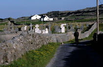 Cimetière sur Inishmore. © Philip Plisson / Plisson La Trinité / AA04769 - Nos reportages photos - Irlande