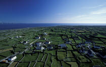 Vue aérienne de Inisheer. © Philip Plisson / Plisson La Trinité / AA04775 - Nos reportages photos - Irlande, l'île verte