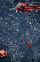 Hélitreuillage par la Sécurité Civile. © Philip Plisson / Plisson La Trinité / AA04856 - Photo Galleries - Lifesaving at sea