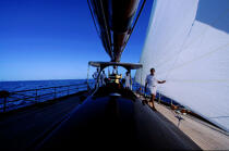 Les equipiers sur le pont. © Philip Plisson / Plisson La Trinité / AA04931 - Photo Galleries - Tall ships