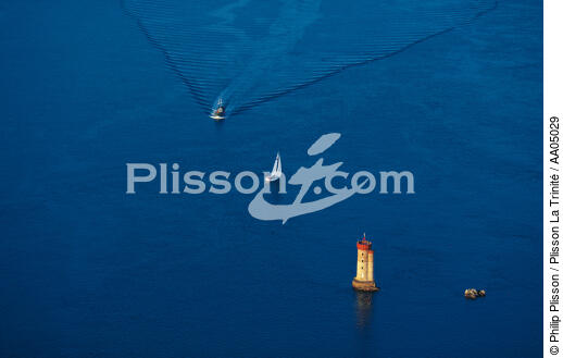 Calm seas in the entrance Trieux. - © Philip Plisson / Plisson La Trinité / AA05029 - Photo Galleries - Lighthouse [22]