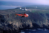 L'hélicopère de la sécurité civile devant le Cap Fréhel. © Philip Plisson / Plisson La Trinité / AA05052 - Photo Galleries - Cape Fréhel