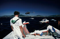 Catamaran en difficulté. © Philip Plisson / Plisson La Trinité / AA05053 - Nos reportages photos - Multicoque