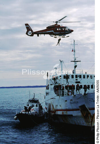 Hélitreuillage par la sécurité civile. - © Philip Plisson / Plisson La Trinité / AA05055 - Photo Galleries - Mail boat