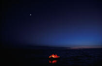Canot de survie à la tombée de la nuit. © Philip Plisson / Plisson La Trinité / AA05059 - Nos reportages photos - Sauvetage en mer