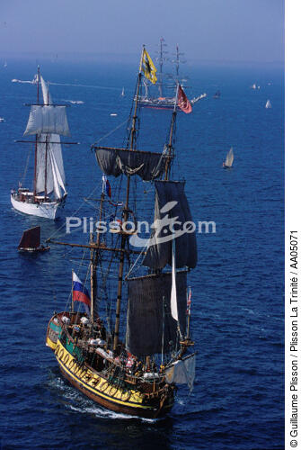 Rassemblement de bateaux dans la rade de Brest. - © Guillaume Plisson / Plisson La Trinité / AA05071 - Nos reportages photos - Brest 2000