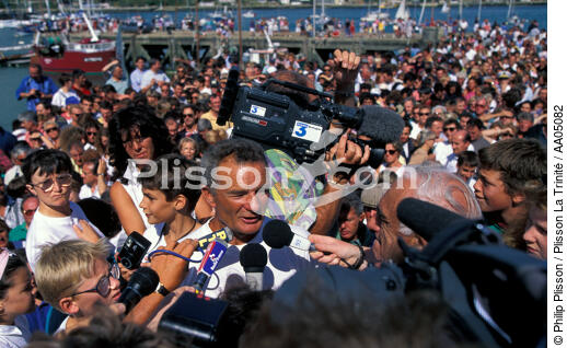 Tabarly dans la foule . - © Philip Plisson / Plisson La Trinité / AA05082 - Nos reportages photos - Personnalité