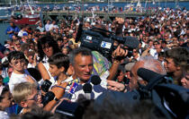 Tabarly dans la foule . © Philip Plisson / Plisson La Trinité / AA05082 - Nos reportages photos - Foule