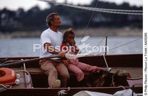 Tabarly et sa fille - © Philip Plisson / Plisson La Trinité / AA05085 - Photo Galleries - Helm