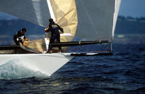 Equipier sur Challenge Australia. © Philip Plisson / Plisson La Trinité / AA05135 - Photo Galleries - Lowering of the sails
