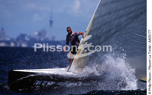 N°1 sur Team New Zealand. - © Philip Plisson / Plisson La Trinité / AA05177 - Nos reportages photos - Auckland 2000