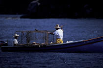 Pêcheurs relevant les casiers. © Philip Plisson / Plisson La Trinité / AA05216 - Nos reportages photos - Casier