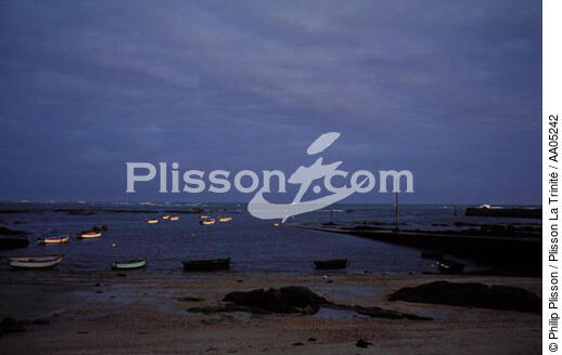 Petit port à la pointe de Penmarc'h. - © Philip Plisson / Plisson La Trinité / AA05242 - Nos reportages photos - Jetée