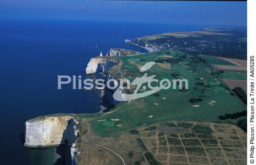 Golf surplombant les falaises d'Etretat. - © Philip Plisson / Plisson La Trinité / AA05285 - Nos reportages photos - Golf