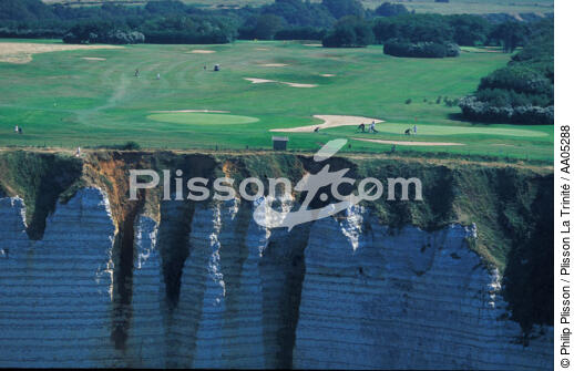 Falaises et golf d'Etretat. - © Philip Plisson / Plisson La Trinité / AA05288 - Photo Galleries - Golf