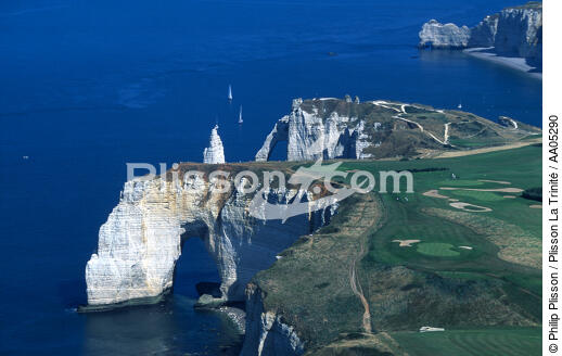 Les falaises d'Etretat. - © Philip Plisson / Plisson La Trinité / AA05290 - Nos reportages photos - Golf