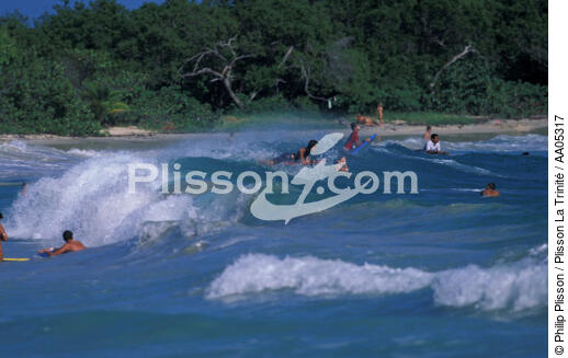 Surf à l'anse Trabaud (Martinique) - © Philip Plisson / Plisson La Trinité / AA05317 - Nos reportages photos - Antilles [Les]
